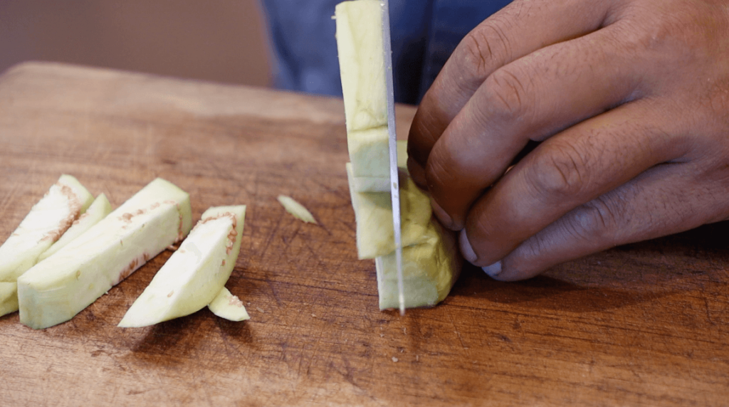 SLICE AUBERGINE IN STRIPS