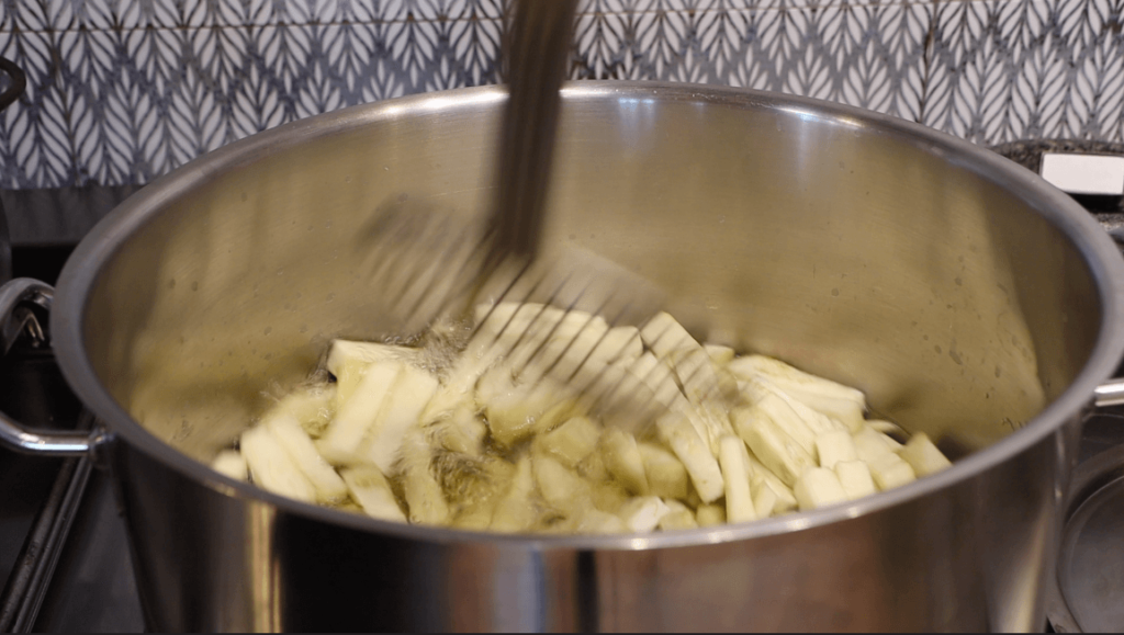 BOILING AUBERGINE IN VEGAR MIXTURE